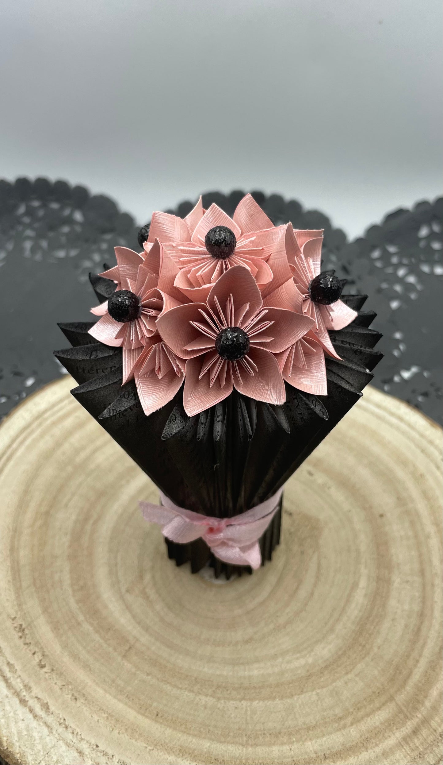 Pliage de livre noir et rose
