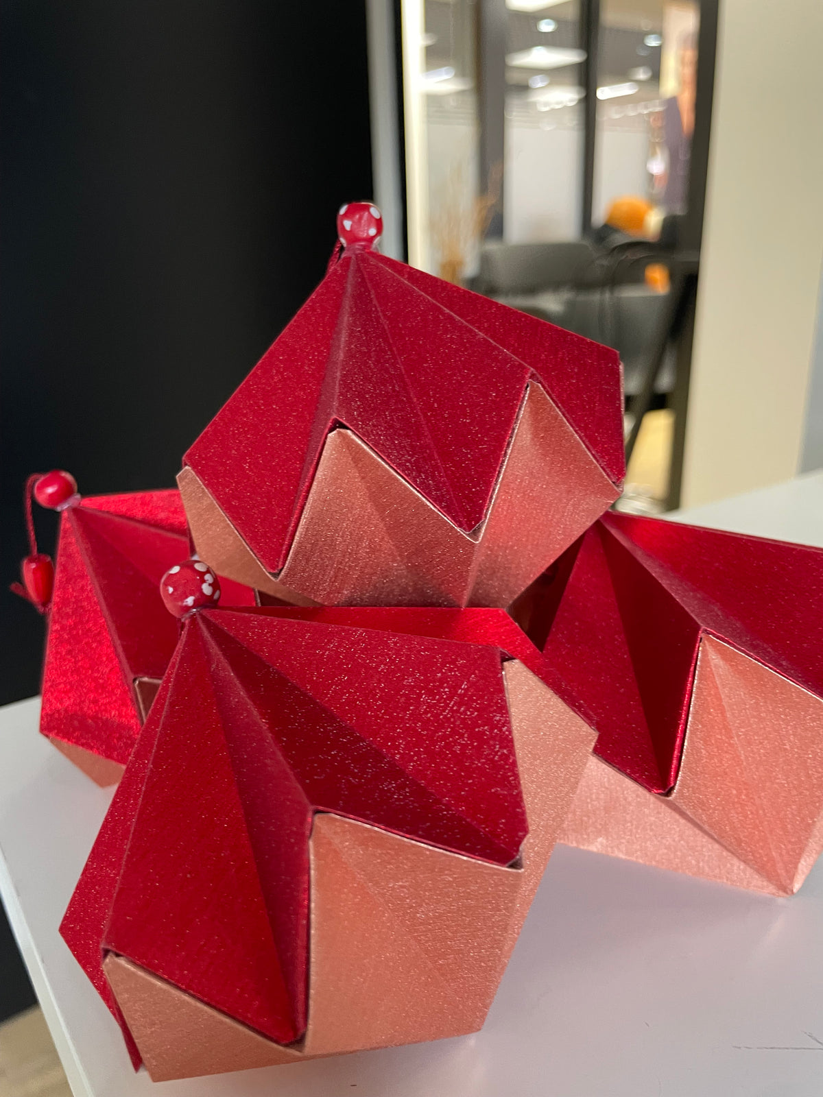 Cinq boules de Noël rouge et saumon