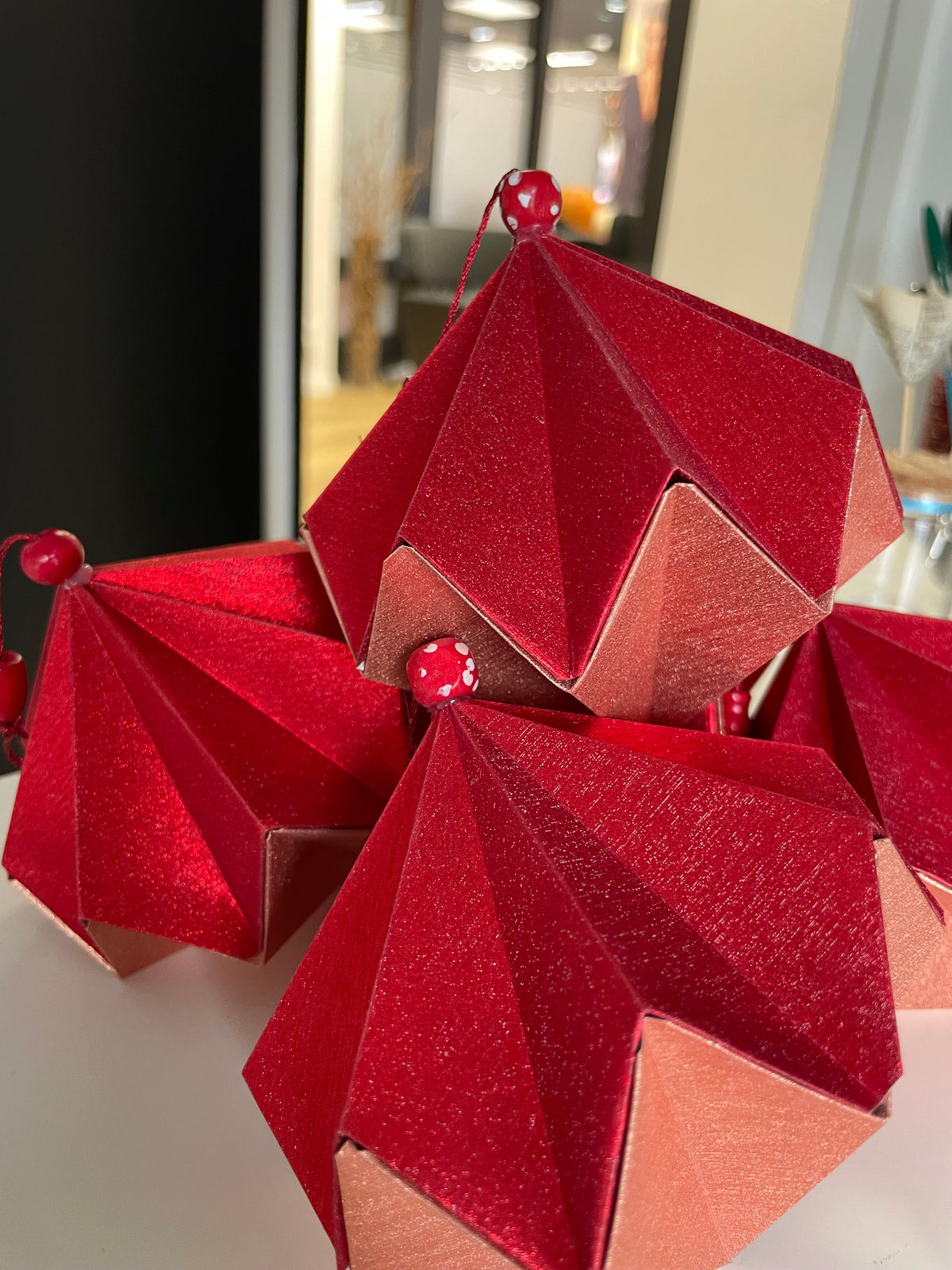 Cinq boules de Noël rouge et saumon