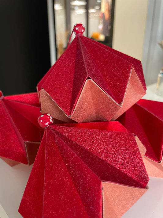 Cinq boules de Noël rouge et saumon