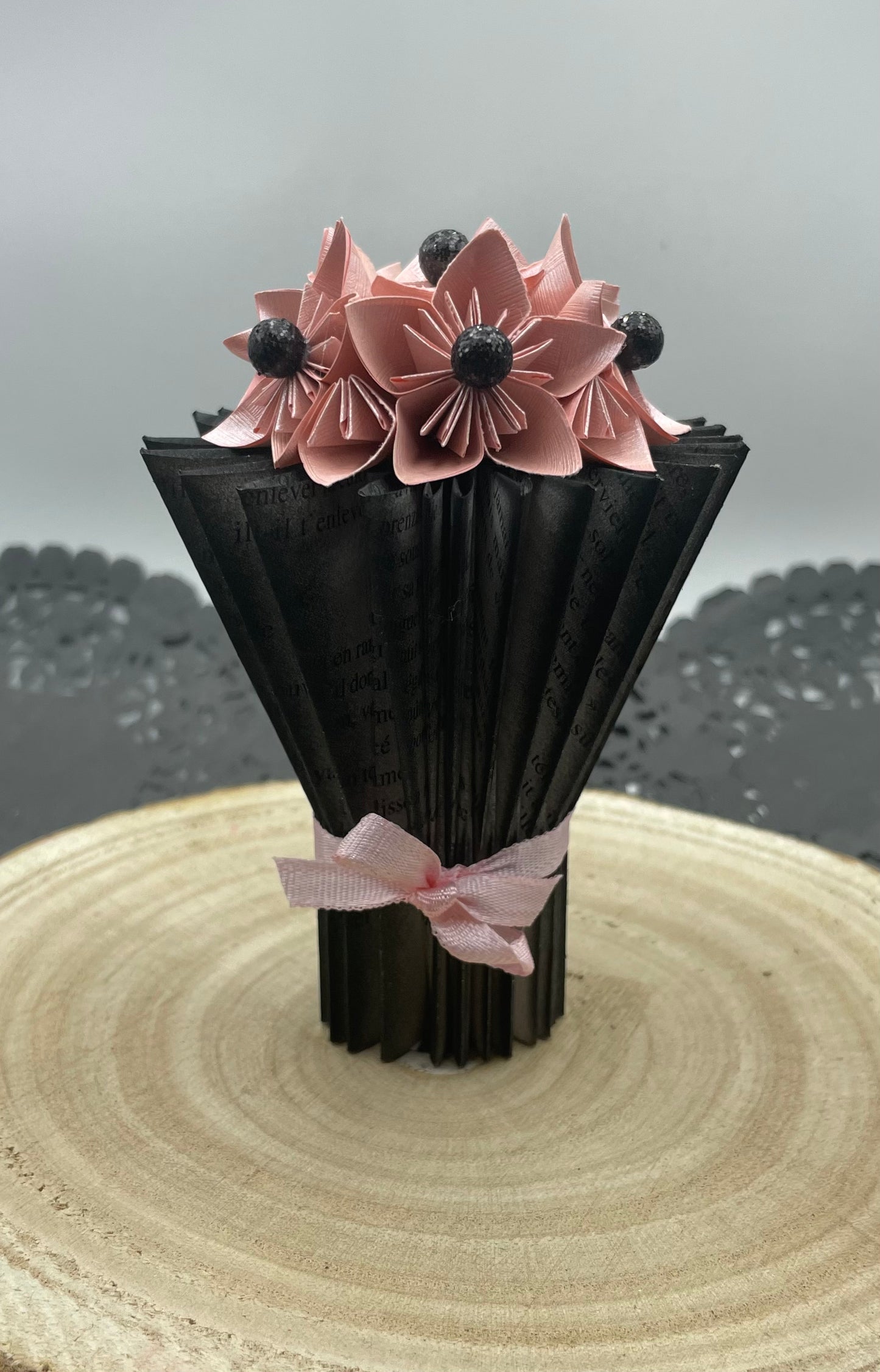 Pliage de livre noir et rose